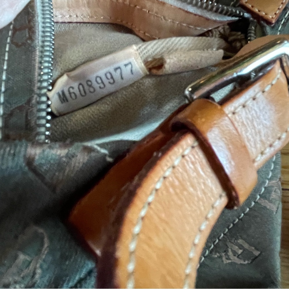 Dooney & Bourke Vtg Mini Bag w/ leather strap - Picture 4 of 10